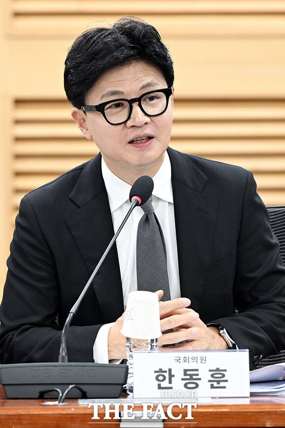 '보완수사 금지, 기어이 범죄자 편에 설 것인가' 긴급 토론회를 열고 기념촬영하는 한 의원과 참석자들.
