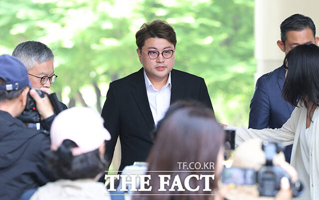 특정범죄가중처벌법상 도주치상과 위험운전 치상 등 혐의로 징역 2년 6개월을 선고 받고 최근 가석방으로 출소한 가수 김호중이 팬들에게 인사를 전했다. /박헌우 기자(현장풀)