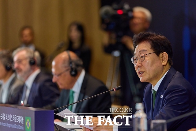 이재명 대통령 지지율이 50% 안팎에서 우하향 추세를 면치 못하며 정부 출범 이후 가장 부진한 모습을 이어가고 있다. 이 대통령이 28일(현지시간) 브라질 상파울루 시내 한 호텔에서 열린 한-브라질 비즈니스 라운드테이블에서 발언하고 있다. /청와대