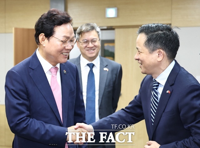 박완수(왼쪽) 경남도지사가 29일 경남도청 도정회의실에서 다이빙 주한중국대사를 접견하고 있다. /경남도