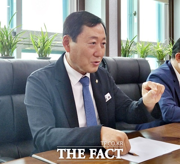 이건창 논산시의회 의장이 28일 의장실에서 <더팩트>와 인터뷰를 하고 있다. /김형중 기자