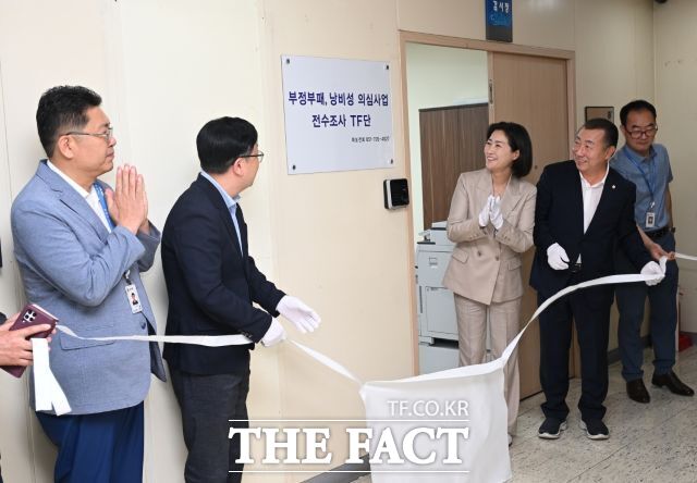 우성빈 기장군수(오른쪽 세번째)와 김원일 기장군의회 의장(오른쪽 두번째)을 비롯해 간부공무원들이 29일 기장군청 상설감사장 앞에서 부정부패, 낭비성 의심사업 전수조사 TF단 현판 제막식을 하고 있다. /기장군