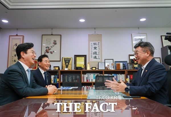 허태정 대전시장과 박용갑 더불어민주당 의원(대전 중구)이 29일 윤호중 행정안전부 장관을 만나 중대범죄수사청(중수청) 대전청의 대전시 설치를 공식 건의하고 있다. /대전시