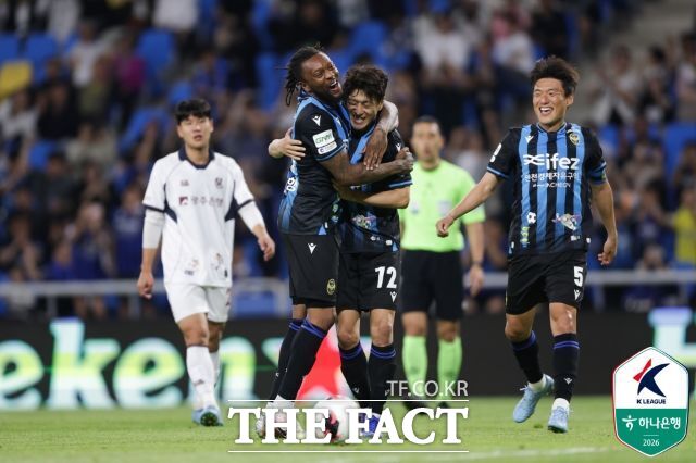 이청용(12)이 지난 5월 16일 광주FC전에서 PK로 득점을 올린 뒤 동료 외국인선수 페리어의 진심어린 축하를 받고 있다./K리그