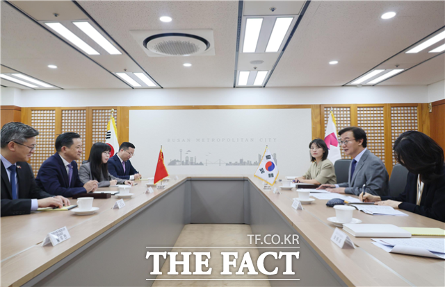 28일 전재수 부산시장과 다이빙 주한 중국대사 등 관계자들이 부산시청에서 부산과 중국간 해양·항만, 관광 분야 교류 확대 방안을 논의하고 있다. /부산시