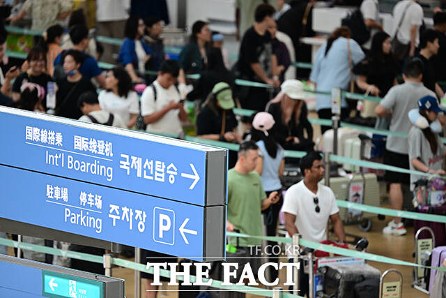 여름 휴가철인 29일 인천국제공항 제1터미널에서 이용객들이 체크인 카운터에 줄을 서고 있다. /인천국제공항=남윤호 기자