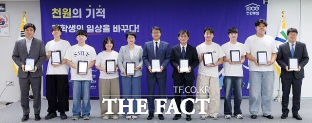 29일 경기도청 율곡홀에서 대학생 천원매점 운영을 위한 업무협약식이 열리고 있다. /경기도
