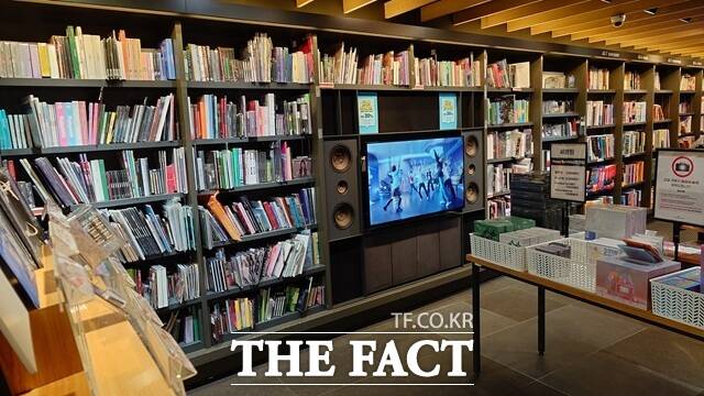 중소 기획사 소속 K팝 그룹도 음악과 퍼포먼스의 완성도는 모두 뛰어나다는 평을 듣는다. 하지만 오히려 이런 상향평준화가 오히려 변별력을 떨어트리고 있다는 지적이 나온다./더팩트DB