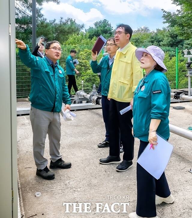 차석호 함안군수가 양수기 설비상태를 점검하고 있다. /함안군