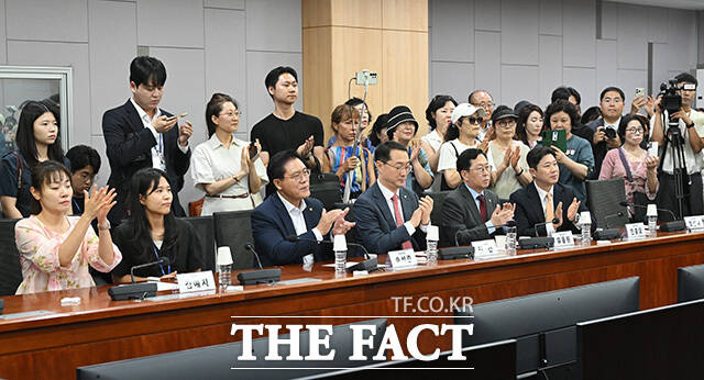 '보완수사 금지, 기어이 범죄자 편에 설 것인가' 긴급 토론회를 열고 기념촬영하는 한 의원과 참석자들.