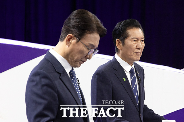 첫 방송 토론회 앞두고 기념촬영 하는 더불어민주당 대표 후보들. /국회사진기자단