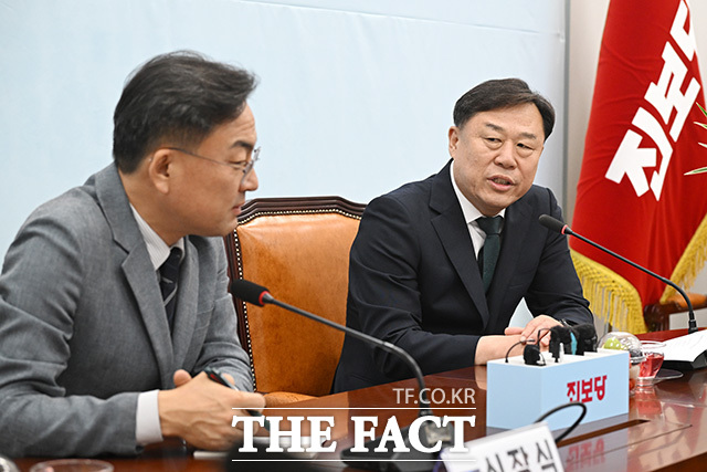 진보당 찾아 짐종훈 신임 대표에게 당선 축하 난 건넨 신장식 조국혁신당 대표(왼쪽).