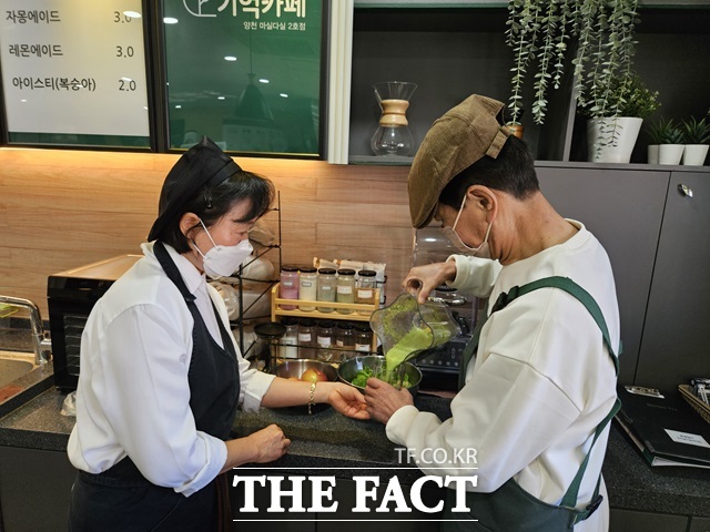 서울시가 초로기 치매환자의 사회적 자립과 사회참여를 돕는 ‘초록기억카페’를 자치구별 수요에 맞춰 단계적으로 확대하고, 향후 지역사회 일자리 연계까지 추진한다. 사진은 한 초로기 치매 환자가 지난해 1월 23일 양천구 초록기억카페에서 근무하고 있는 모습. /더팩트 DB