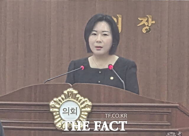 김은아 아산시의회 의원이 본회의장에서 아산시 재정 운용 방향과 추경 예산 구조에 대해 발언하고 있다. /정효기 기자