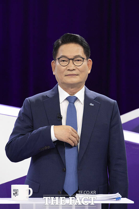 첫 방송 토론회 앞두고 기념촬영 하는 더불어민주당 대표 후보들. /국회사진기자단