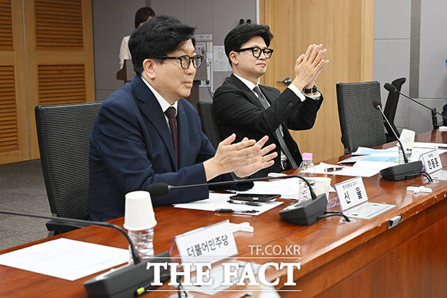'보완수사 금지, 기어이 범죄자 편에 설 것인가' 긴급 토론회를 열고 기념촬영하는 한 의원과 참석자들.