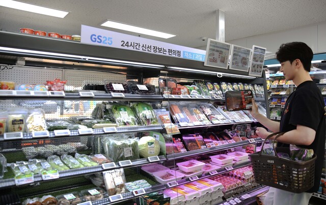 GS25 신선강화형매장에서 모델이 저당 한돈제육볶음을 구매하고 있다. /GS25