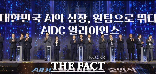 배경훈(왼쪽 일곱 번째) 부총리 겸 과학기술정보통신부 장관을 비롯한 참석자들이 29일 오후 서울 중구 롯데호텔에서 열린 AIDC 얼라이언스 출범식에서 기념촬영을 하고 있다. /뉴시스