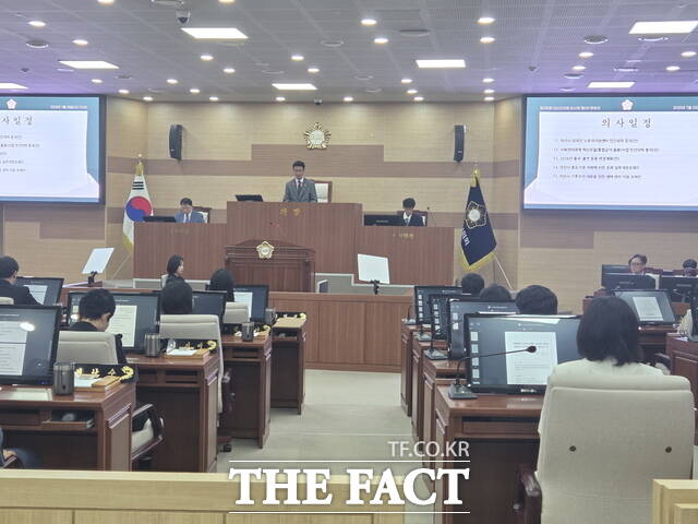아산시의회가 제266회 임시회 제2차 본회의를 진행하고 있다. /정효기 기자