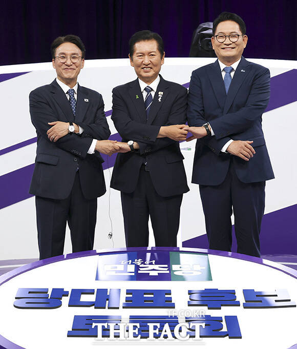 첫 방송 토론회 앞두고 기념촬영 하는 더불어민주당 대표 후보들. /국회사진기자단
