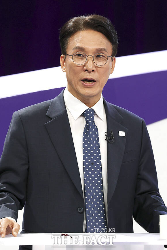첫 방송 토론회 앞두고 기념촬영 하는 더불어민주당 대표 후보들. /국회사진기자단