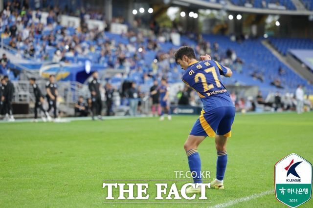 지난해 10월18일 울산HD 소속 이청용이 광주FC전 득점후 골프 스윙동작으로 하며 골뒤풀이를 하고 있다./K리그