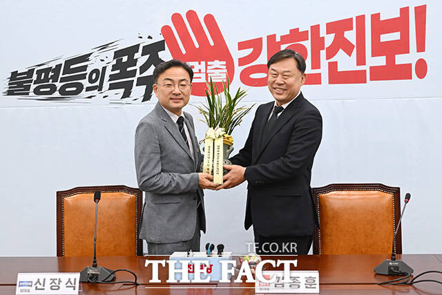 진보당 찾아 짐종훈 신임 대표에게 당선 축하 난 건넨 신장식 조국혁신당 대표(왼쪽).