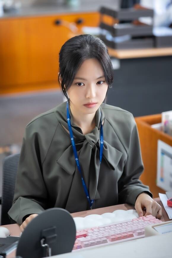 손나은은 김부장에서 특수임무국 요원 정상아 역을 맡아 첫 액션 연기에 도전했다. /SBS