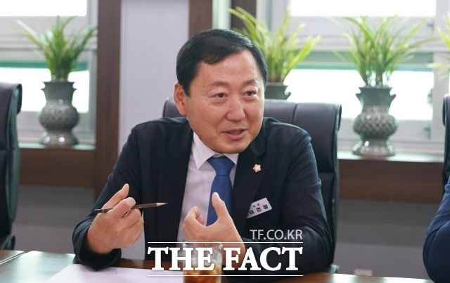 이건창 논산시의회 의장이 28일 인터뷰에서 소신을 밝히고 있다. /논산시의회