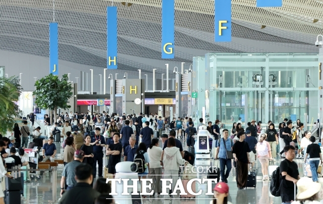 인천국제공항 누적 여객 10억명 달성한 지난 7일 인천국제공항 2터미널 출국장이 여행객들로 붐비고 있다. /인천국제공항=김성렬 기자 (현장풀)
