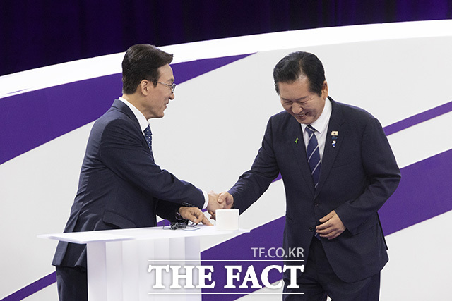 첫 방송 토론회 앞두고 기념촬영 하는 더불어민주당 대표 후보들. /국회사진기자단