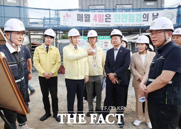 전문학 대전시 서구청장이 29일 도솔마을 직주락 허브 조성 공사 현장을 점검하고 있다. /대전시 서구