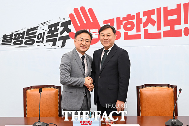 진보당 찾아 짐종훈 신임 대표에게 당선 축하 난 건넨 신장식 조국혁신당 대표(왼쪽).