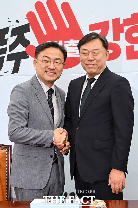 진보당 찾아 짐종훈 신임 대표에게 당선 축하 난 건넨 신장식 조국혁신당 대표(왼쪽).