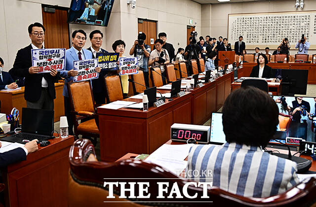 곽규택·윤상현·송석준·조배숙 국민의힘 의원이 지난 8일 오후 서울 여의도 국회에서 열린 법제사법위원회 전체회의에 참석해 항의를 하고 있다. /배정한 기자