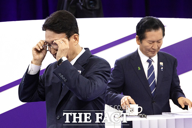 첫 방송 토론회 앞두고 기념촬영 하는 더불어민주당 대표 후보들. /국회사진기자단