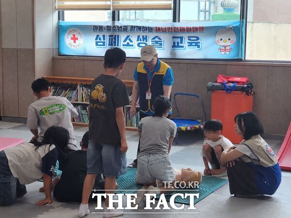 대한적십자사 대전·세종지사는 28일 평화의마을 아동복지센터에서 2026 찾아가는 재난안전체험캠프를 실시했다. 참가 아동들이 심폐소생술을 배우고 있다. /대한적십자사 대전·세종지사