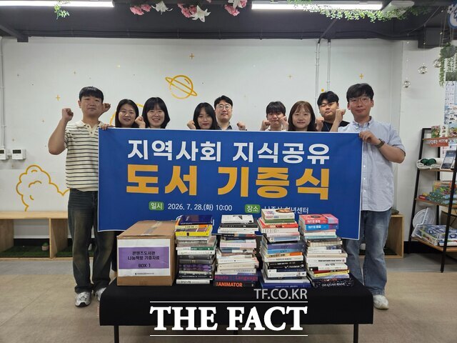 한국콘텐츠진흥원이 28일 나주시 청년센터에 도서를 기증하고 있다. /나주시