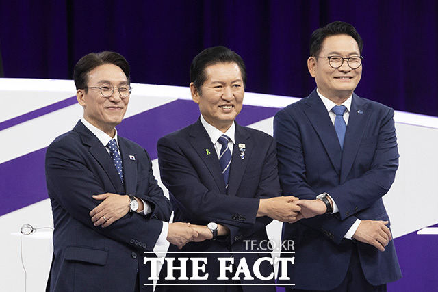 더불어민주당 김민석과 정청래, 송영길 당대표 후보(왼쪽부터)가 29일 오후 서울 마포구 MBC에서 열린 방송 토론회에서 기념촬영을 하고 있다. /국회사진기자단
