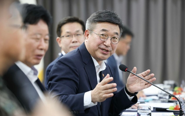 행정안전부는 윤호중 장관이 경기 가평군 조종면 상판리를 찾아 햇빛소득마을 후보지 준비 상황을 점검하고 주민들과 지원 방안을 논의했다고 29일 밝혔다. 사진은 윤 장관이 주민들과 간담회를 하고 있는 모습. /행안부