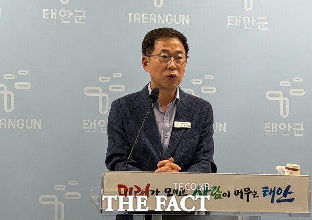 이계명 태안군 전략사업담당관이 29일 군청 브리핑룸에서 군정을 설명하고 있다. /이수홍 기자