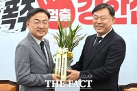  진보당 찾아 축하 난 건넨 신장식 조국혁신당 대표 [TF사진관]