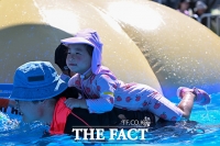  엄마 등에 업혀 즐기는 물놀이 [포토]