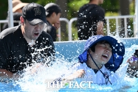  아빠와 즐거운 물장난 [포토]