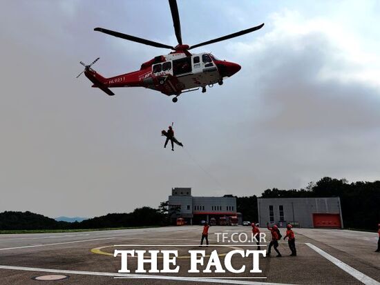 경기도북부119특수대응단 산악구조대원들이 실제 상황을 가정, 구조대상자 인양 및 유도줄 운용 훈련을 진행하고 있다. /경기도