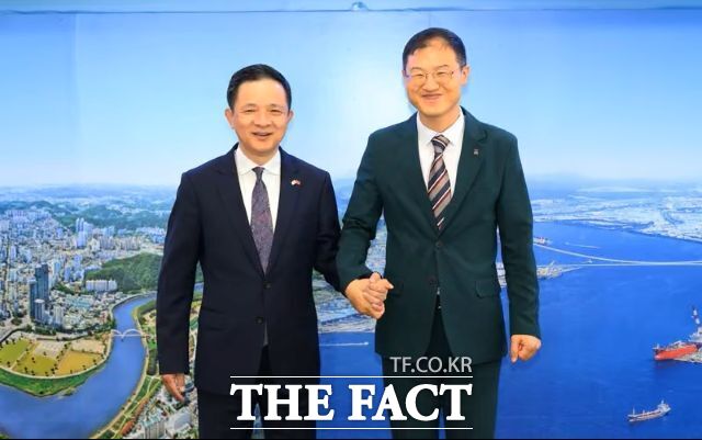 다이빙 주한 중국대사와 김상욱 울산시장이 손을 잡고 기념 촬영을 하고 있다. /울산시