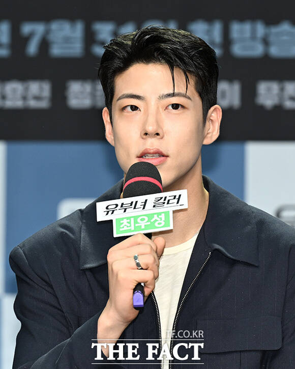 최우성과 정준원, 이은샘, 공효진, 이상이, 무진성(왼쪽부터)포즈를 취하고 있다.
