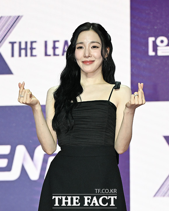 기은세와 노희영, 티파니, 뱀뱀이 포즈를 취하고 있다.