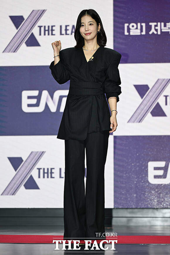 기은세와 노희영, 티파니, 뱀뱀이 포즈를 취하고 있다.