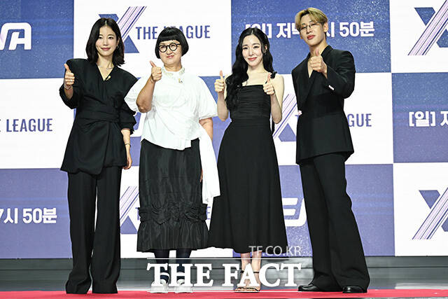 기은세와 노희영, 티파니, 뱀뱀이 포즈를 취하고 있다.